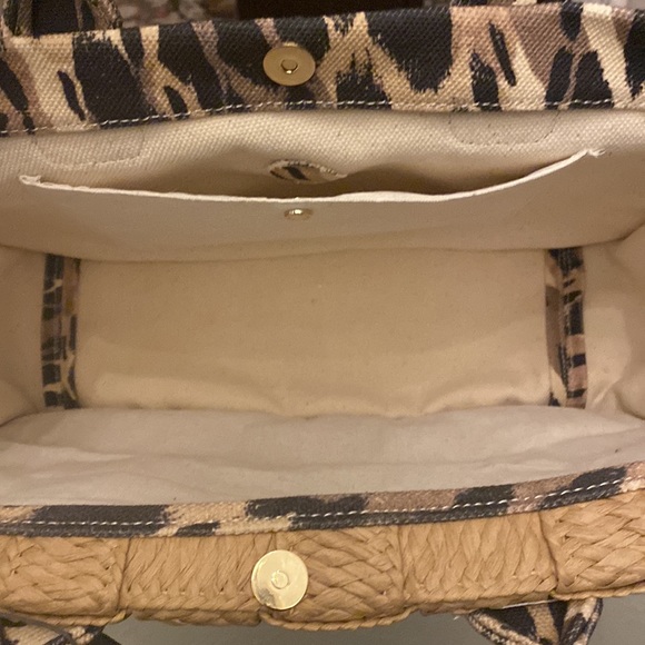 VINCE CAMUTO TOTE. NATURAL CANVAS WITH ANIMAL PRINT DESIGN. NWT 𤩠- Picture 8 of 9